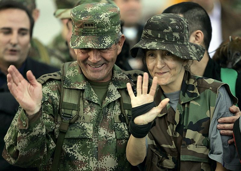 El ejército colombiano rescata a Ingrid Betancourt tras seis años de cautiverio junto a otros catorce rehenes más de las FARC
