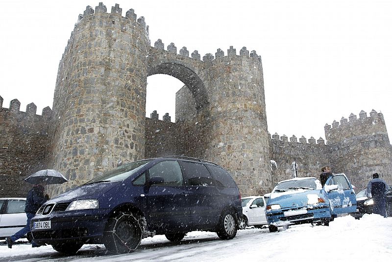 En Ávila una importante nevada ha dificultado el tránsito de vehículos y personas en la ciudad.