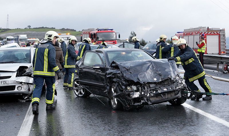 En la colisión se han visto implicados más de cincuenta vehículos, que circulaban en dirección Cantabria.