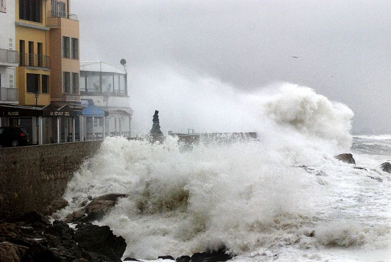 Olas en el paseo marítimo de L'Escala, en Girona