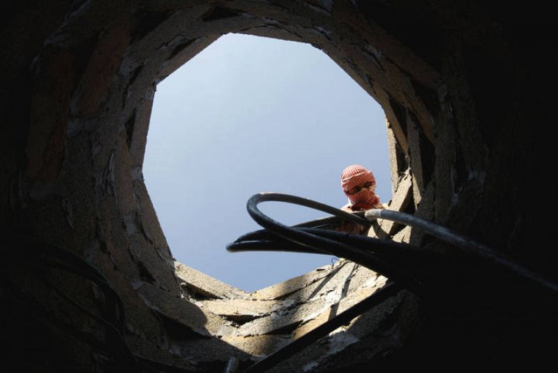 Un palestino se asoma a uno de los túneles que sirven para el contrabando de armas y también de otros productos como alimentos. Foto tomada el 17 de noviembre de 2008.