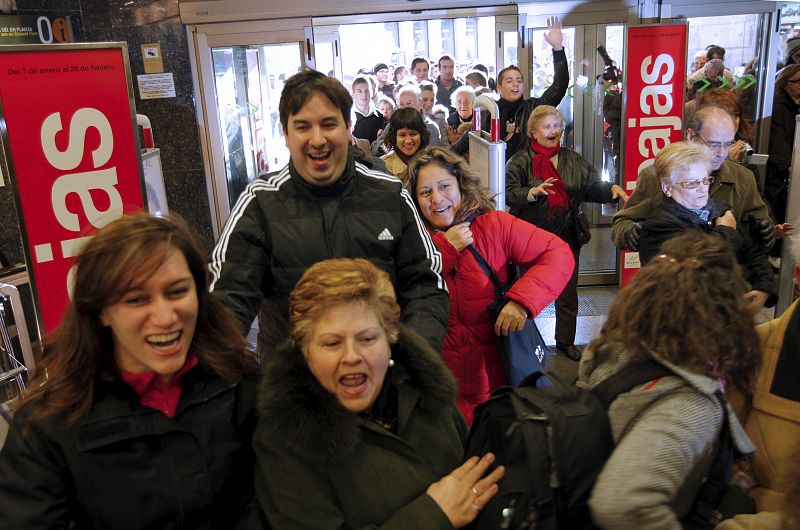 Los consumidores aguardaban la apertura de un centro comercial de Madrid para aprovechar las rebajas de invierno que se inician hoy.