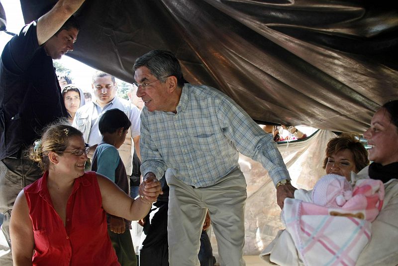 El presidente Oscar Arias, visita a los habitantes de San Isidro de Alajuela, a 50 kilómetros de San José Costa Rica.