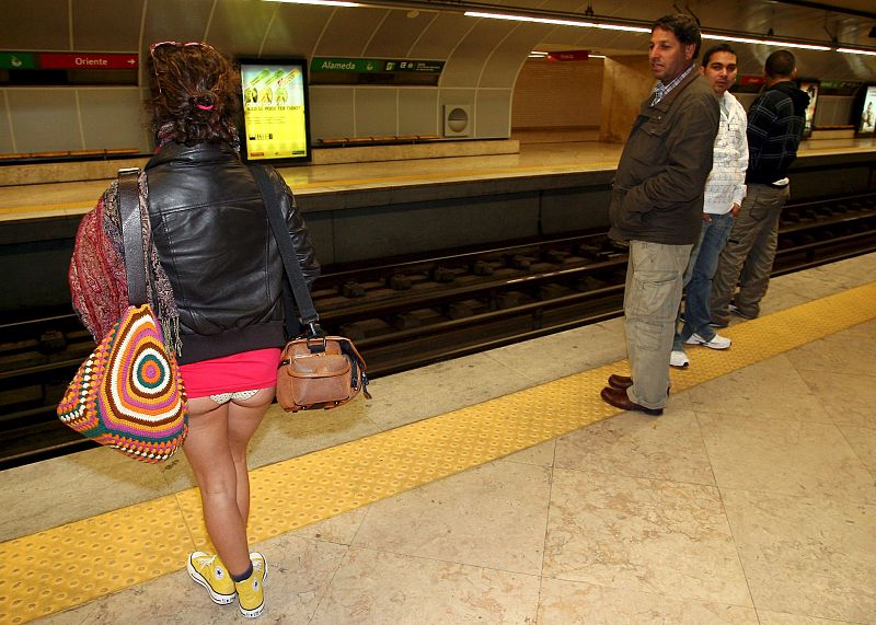 Una joven en ropa interior en un andén del metro de Lisboa, Portugal, durante el "flash mob" ("movilización instantánea") en el que han participado docenas de personas.