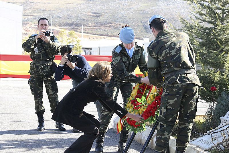 La ministra de Defensa coloca una corona durante la visita que ha realizado a las tropas españolas.