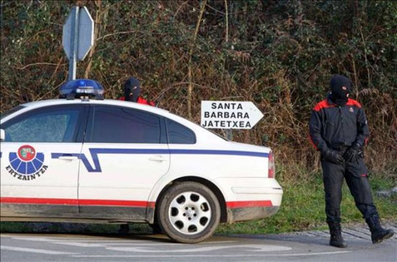 La Policía vigila la zona donde ha explotado un artefecto esta madrugada y donde posteriormente han encontrado otro que sospechan sea una bomba trampa.