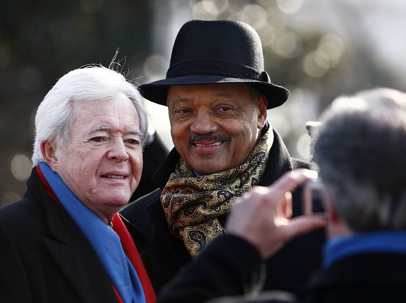 El reverendo Jesse Jackson toma fotos con un acompañante no identificado mientras esperan al comienzo de la ceremonia.