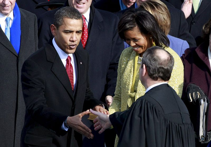 El presidente de Estados Unidos, Barack Obama, saluda al presidente del Tribunal Supremo de EEUU, John Roberts, tras jurar su cargo.