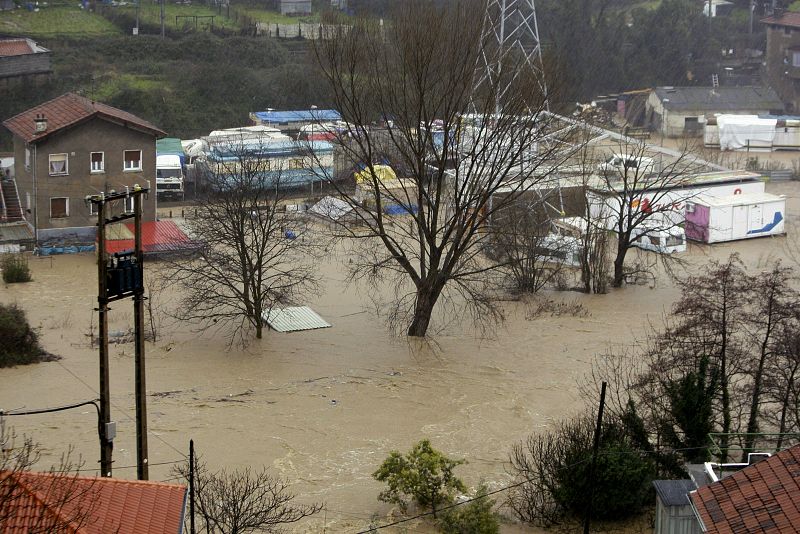 Desbordamiento del río Cadagua a supaso por el municipio vizcaíno de Alonsótegi.