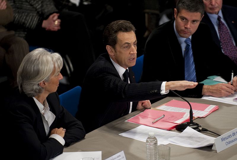 El presidente francés, Nicolas Sarkozy, junto a la ministra de Economía, Christine Lagarde (izquierda) y el ministro de Empleo, Laurent Wauquiez (derecha); antes de la huelga general del día 29 de enero.