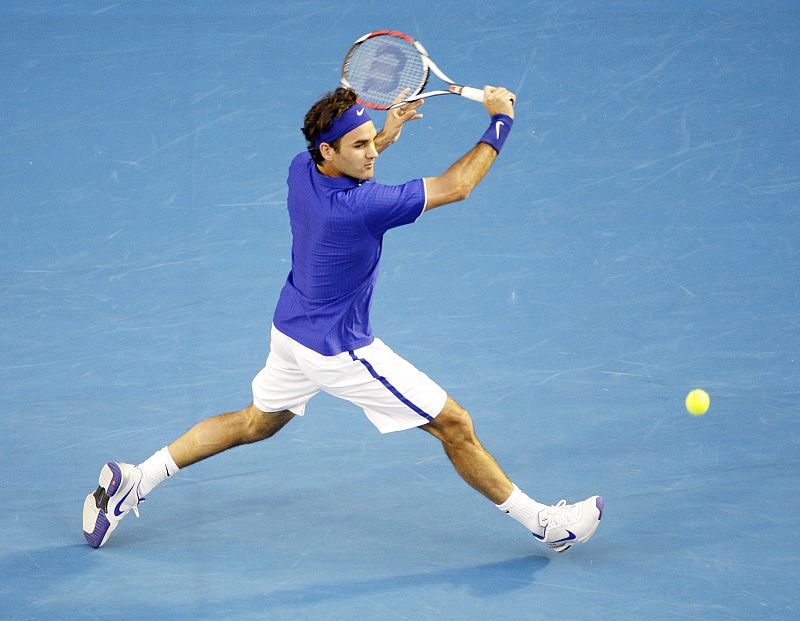 Federer ejecuta un resto cruzado a su contrincante.