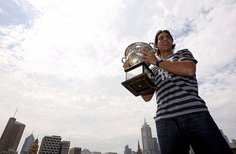 Rafa Nadal posa con su trofeo del Abierto de Australia en Melbourne. Es el sexto 'Grand Slam' de la meteórica carrera del número uno.