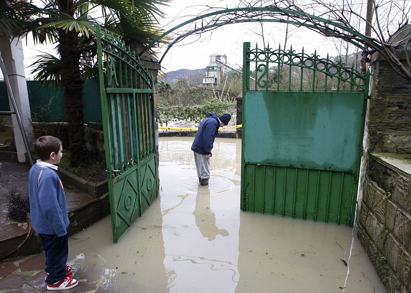 Los vecinos de Astiagarraga se han encontrado con todos sus garajes inundados tras la crecida del río Urumea.