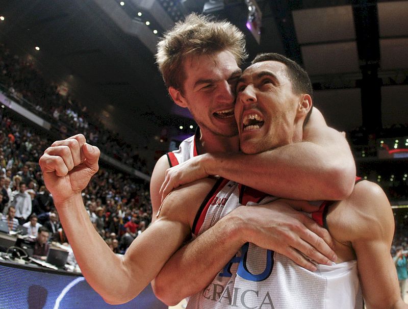 Pablo Prigioni celebra con su compañero Tiago Splitter la la victoria conseguida ante el Unicaja por 100-98.