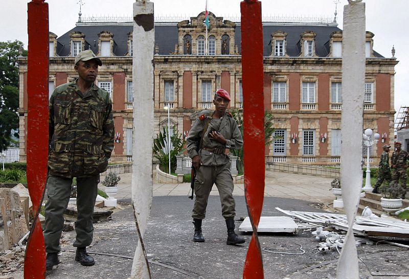 Soldados leales al líder de la oposición y alcalde de Antananarivo, Andry Rajoelina, vigilan frente al palacio presidencial de Ambohisorohitra en Antananarivo.