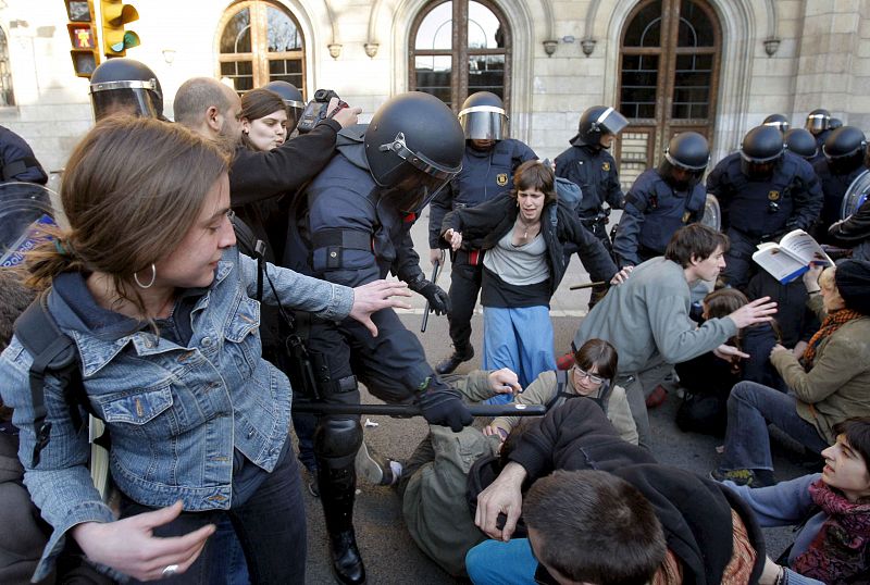 Los Mossos d'Esquadra han desalojado este miércoles a un centenar de estudiantes que protestaban contra el Plan Bolonia