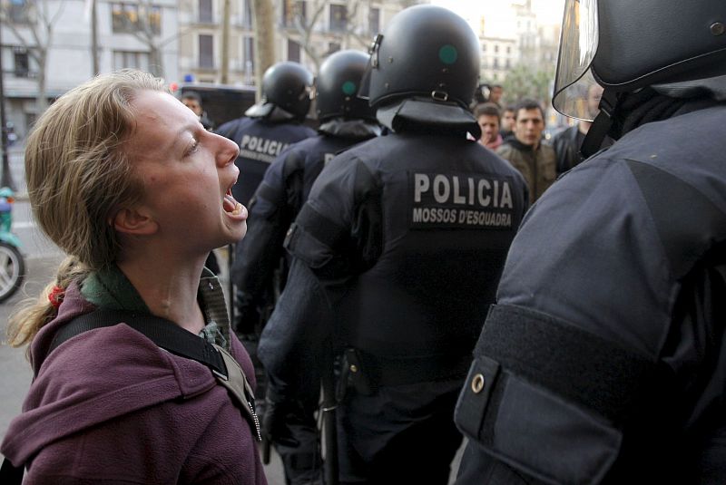 Estudiante frente a Mossos