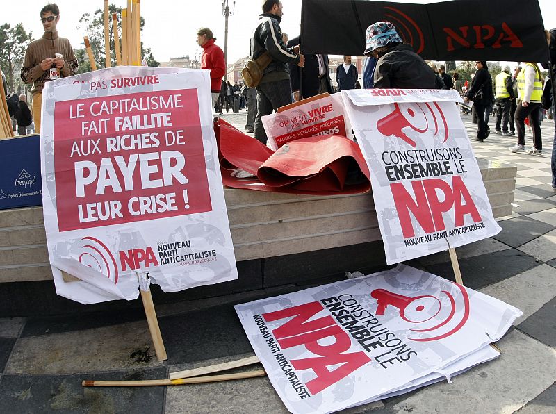 Manifestantes sostienen pancartas con las siglas NPA (Nuevo Partido Anticapitalista) en una marcha en Niza