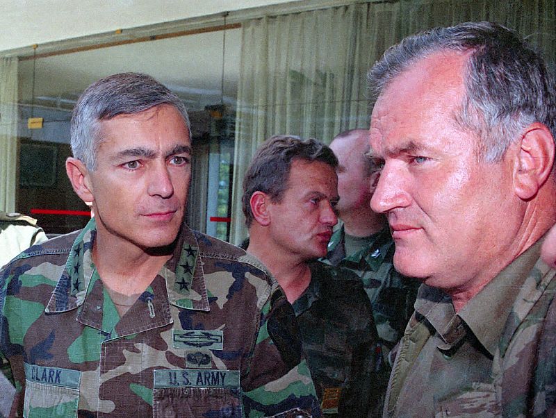 Mladic junto a general estadounidense Clark en Banja Luka