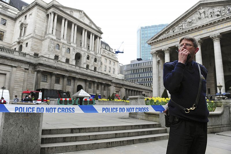 Cordón policial en 'La City' de Londres, en la zona del Banco de Inglaterra