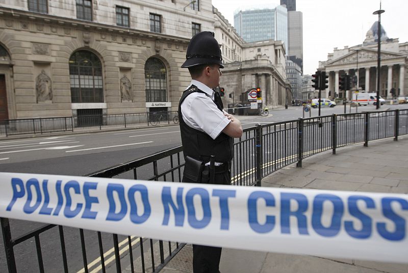 Un paquete sospechoso fue encontrado este martes frente al Banco de Inglaterra (Londres)