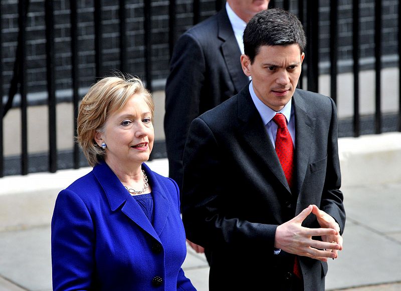 La secretaria de Estado estadounidense, Hillary Clinton, abandona Downing Street
