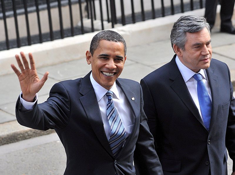 El presidente de Estados Unidos, Barack Obama, y el primer ministro británico, Gordon Brown, abandonan Downing Street