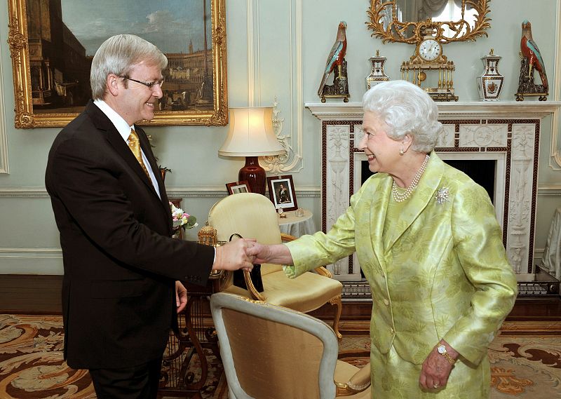 Kevin Rudd, primer ministro australiano, saluda a la reina Isabel II durante una audiencia privada en el palacio de Buckingham