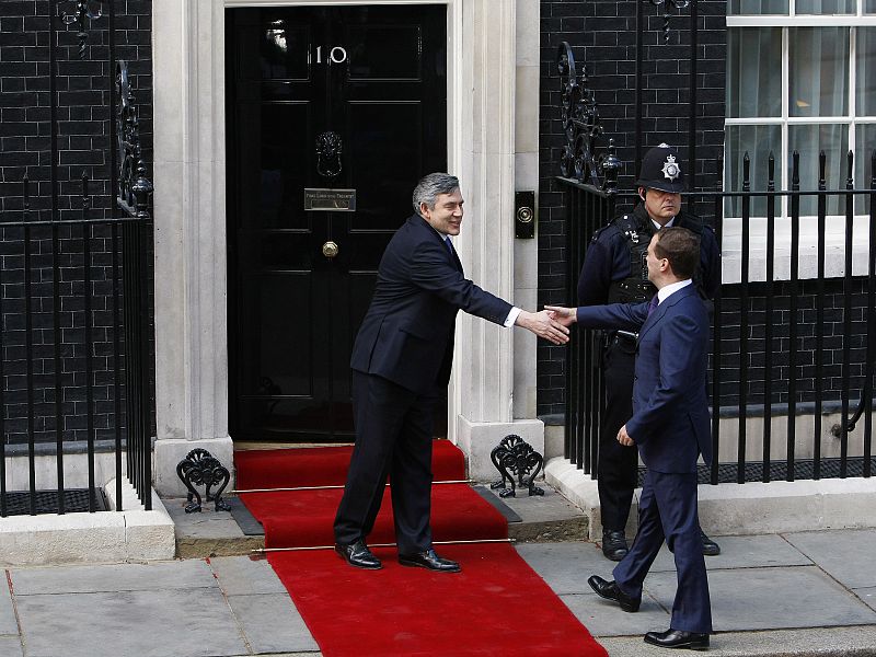 El primer ministro británico, Gordon Brown, saluda al presidente ruso, Medvedev, en el 10 de Downing Street.