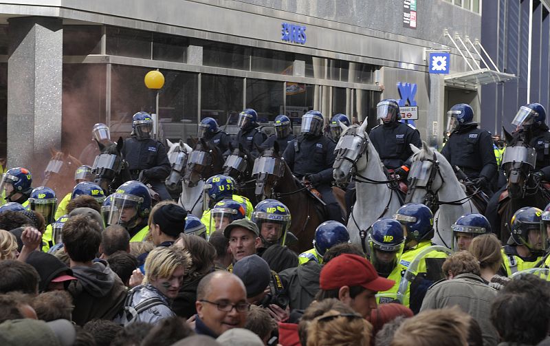 Agentes montados a caballo vigilan a los manifestantes contra la cumbre del G20