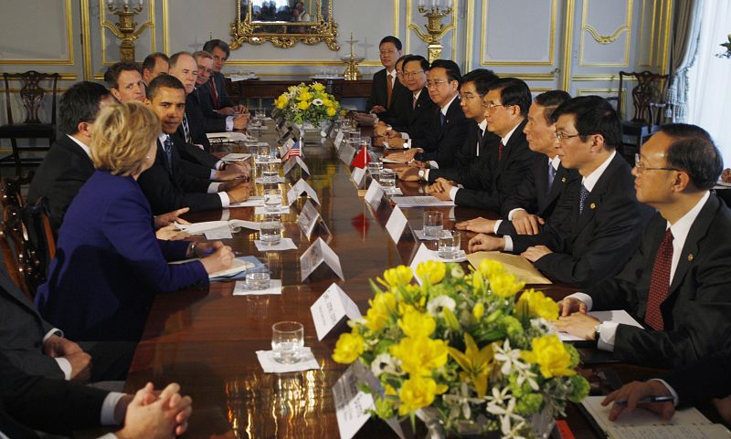 Obama y Hu Jintao se reúnen con sus equipos en la embajada de EE.UU. en Londres.