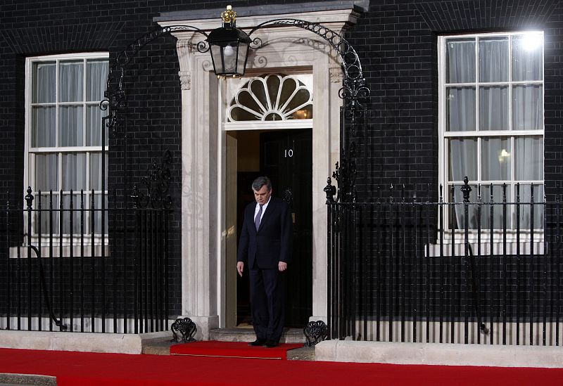 El primer ministro británico Gordon Brown espera en el 10 de Downing Street para recibir a los líderes del G20