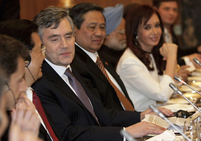El primer ministro birtánico Gordon Brown ejerce de anfitrión en la cena que tiene lugar en Downing Street
