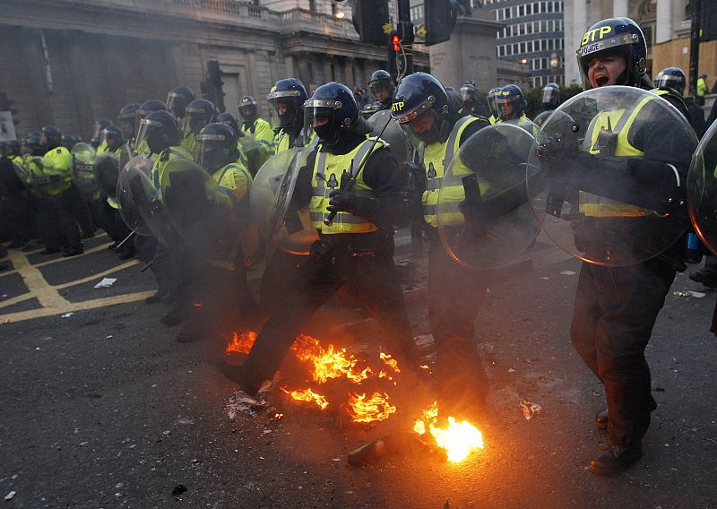 La policía intenta evitar el fuego en la manifestación contra el G-20