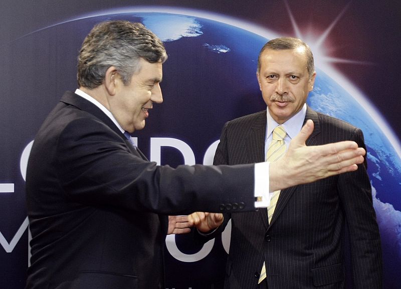 Brown saluda al primer ministro turco, Tayyip Erdogan