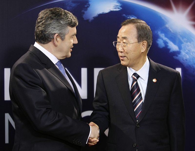 El primer ministro británico posa con Ban Ki Moon