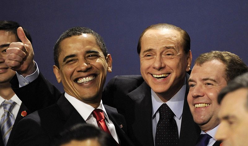 Obama bromea con el primer ministro italiano, Silvio Berlusconi, mientras posaban para la foto de familia de la cumbre del G-20