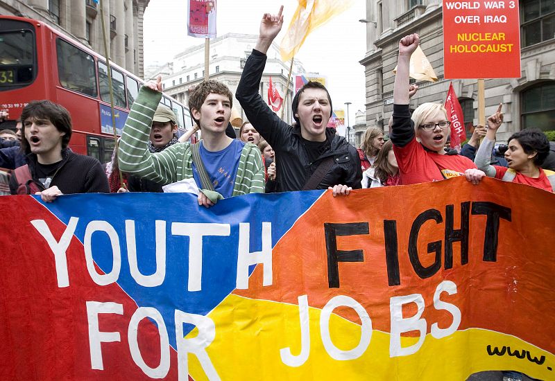 UN GRUPO DE JÓVENES QUE DEMANDAN LA CREACIÓN DE EMPLEO PARTICIPAN EN UNA PROTESTA CONTRA LA CUMBRE DEL G-20