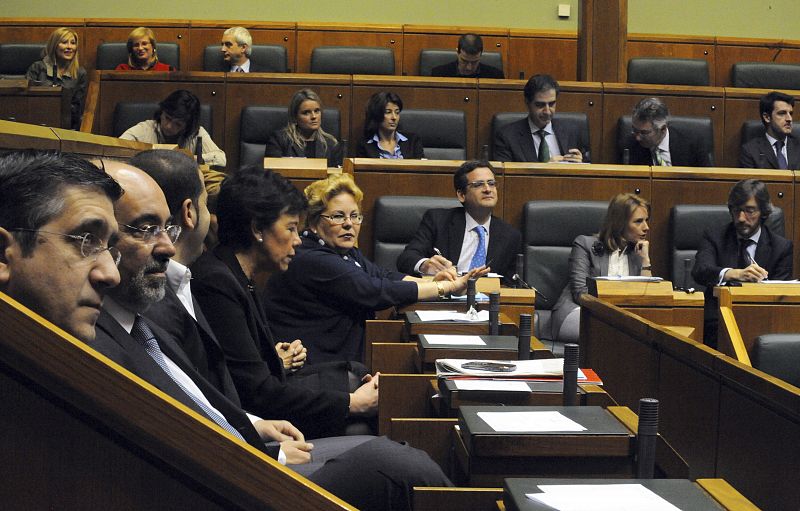 Los parlamentarios han tomado posesión de sus escaños. En la imagen se ve al secretario general del PSE, Patxi López, y al presidente del PP vasco, Antonio Basagoiti, entre otros.
