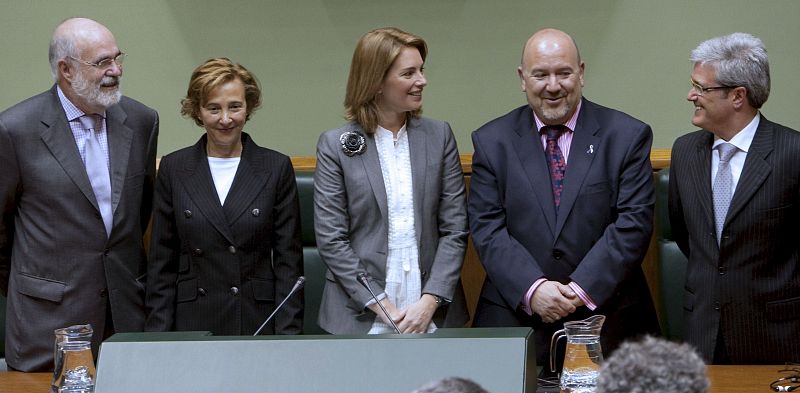 Los integrantes de la nueva Mesa del Parlamento Vasco. De izquierda a derecha: El secretario primero Jesús Loza, la vicepresidenta, Blanca Roncal, ambos del PSE-EE; la presidenta Arantza Quiroga, del PP; el vicepresidente segundo Íñigo Iturrate (PNV)