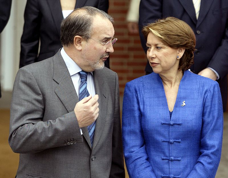 Solbes posa para la foto de familia del Gobierno de Zapatero de 2004 junto a Magdalena Álvarez.