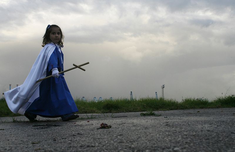 A young penitent walks to a church in Algeciras