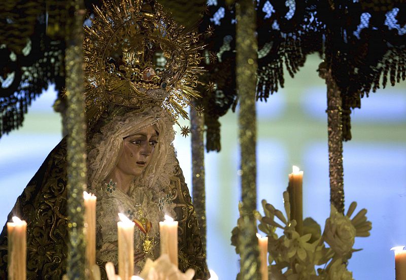 Las lágrimas resbalan por el rostro de la Virgen de la Macarena en Sevilla.