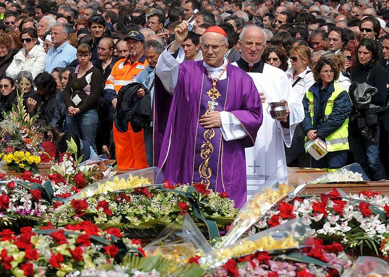 El secretario del Vaticano, el cardenal Tarciso Bertone, oficia el funeral de estado por las víctimas del terremoto.