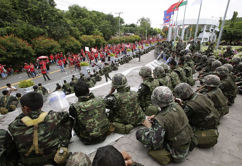 Los conocidos como "camisetas rojas" se han concentrado frente a la sede donde estaba previsto que se celebrara la cumbre.