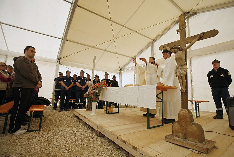 Ceremonia religiosa del Domingo de Pascua en el campo de refugiados de Paganica.
