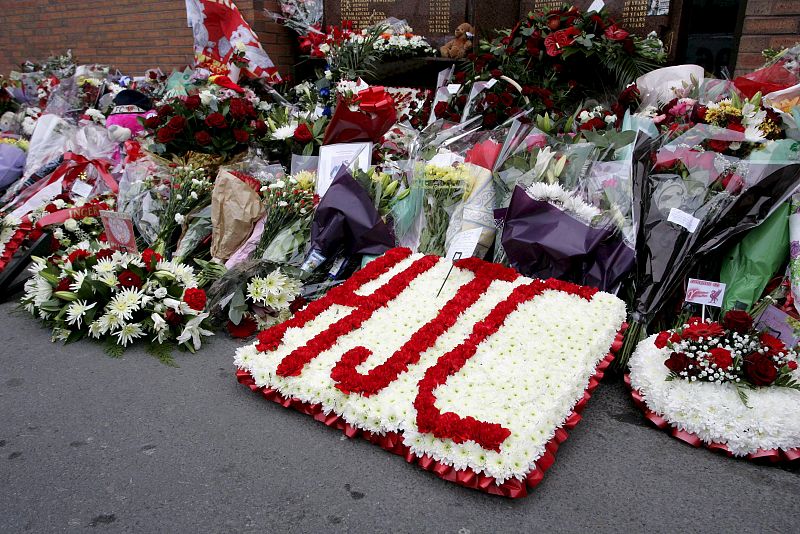 Un motivo floral con las siglas en inglés HJC, "Justicia para los 96", junto a otros ramos de flores en el monumento que recuerda a las víctimas de la tragedia en Hillsborough