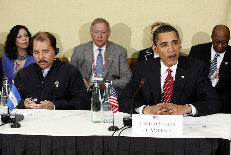 Obama and Daniel Ortega meet at the Summit of the Americas in Port of Spain