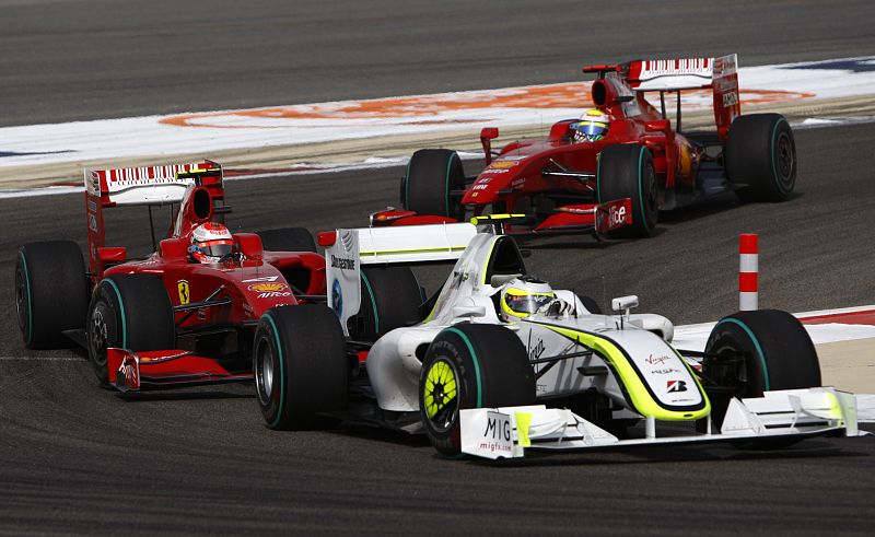 El piloto de Brawn GP, Rubens Barrichello, es seguido por los Ferrari de Raikkonen y Massa en el Gran Premio de Bahrein.