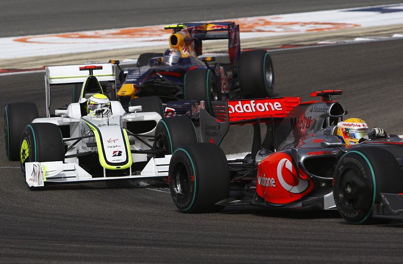 El piloto de McLaren, Lewis Hamilton, delante del también británico Jenson Button (Brawn GP).